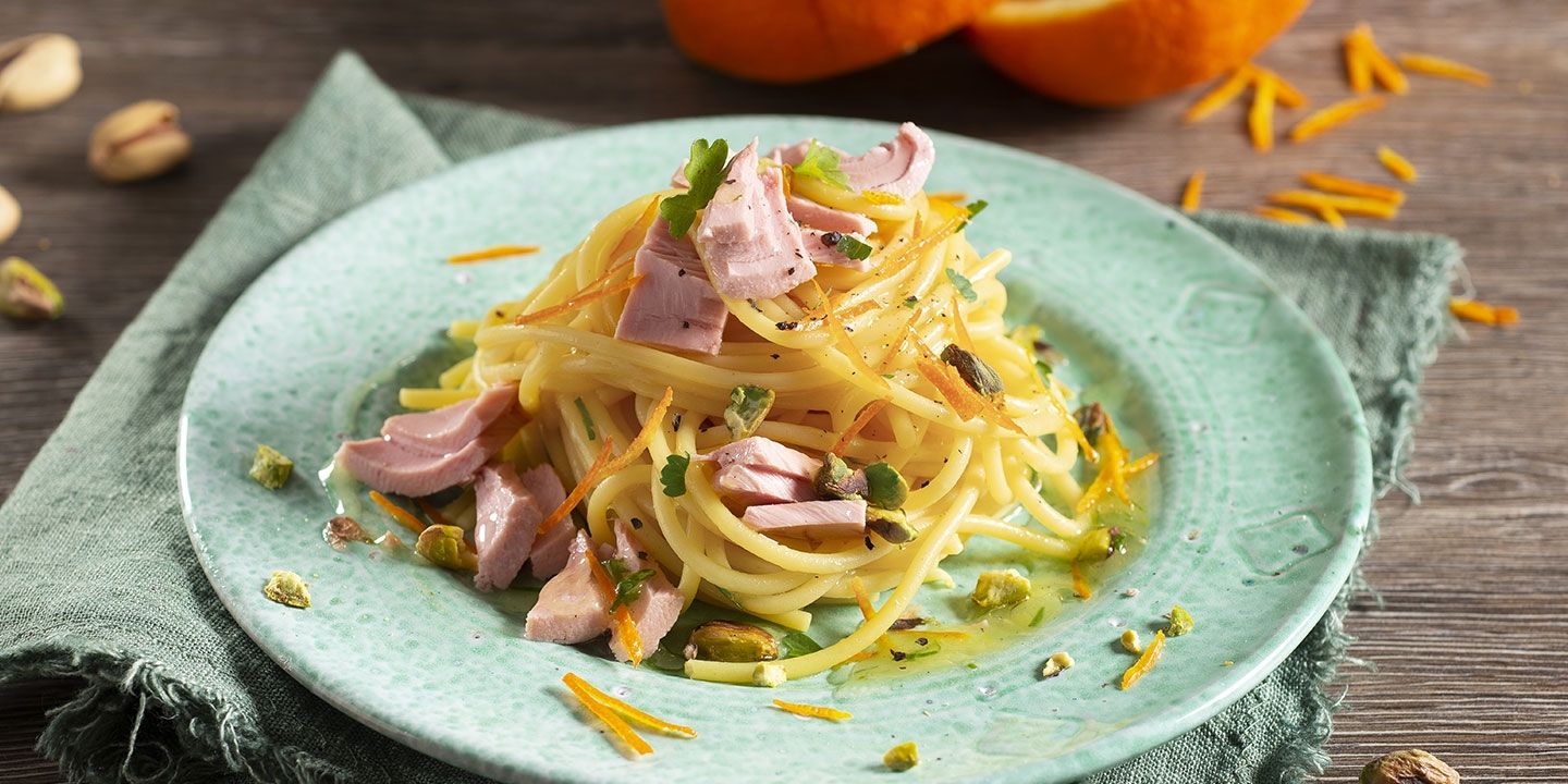 Spaghetti al tonno con pistacchi e scorza d’arancia