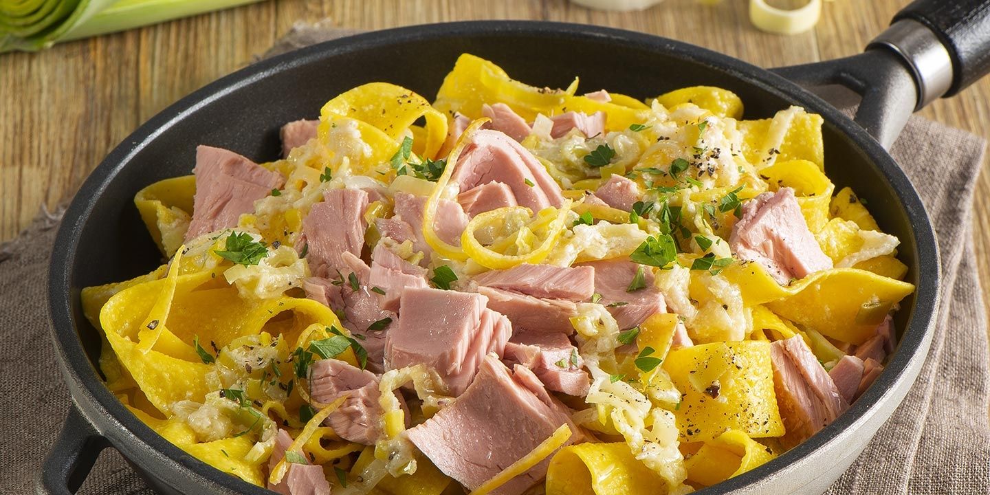 Tagliatelle con salsa di porri e tonno al profumo di limone
