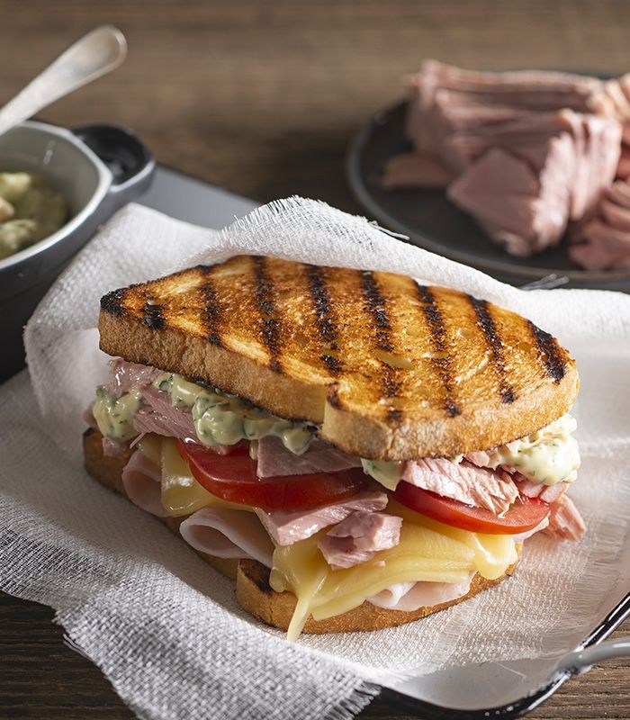 Toast con tonno, pomodoro e salsa tartara