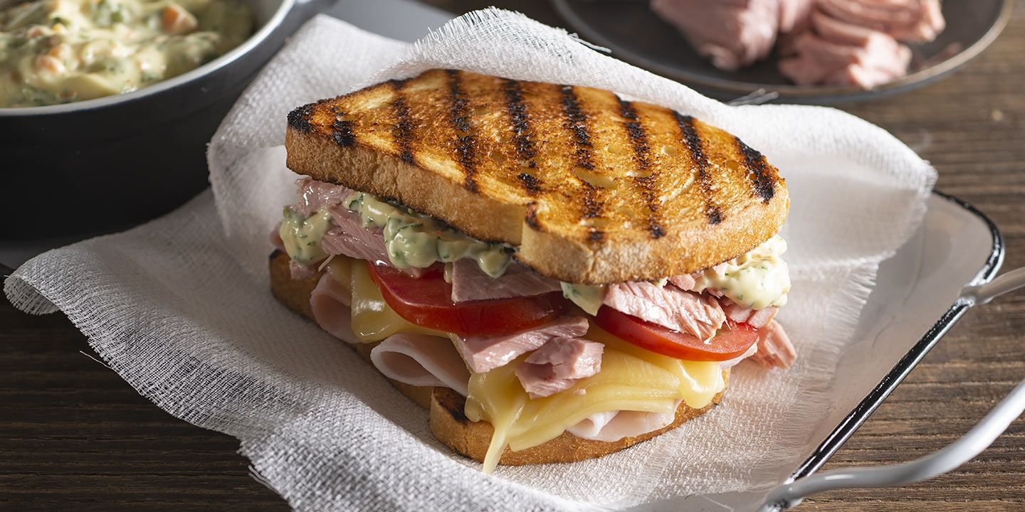 Toast con tonno, pomodoro e salsa tartara