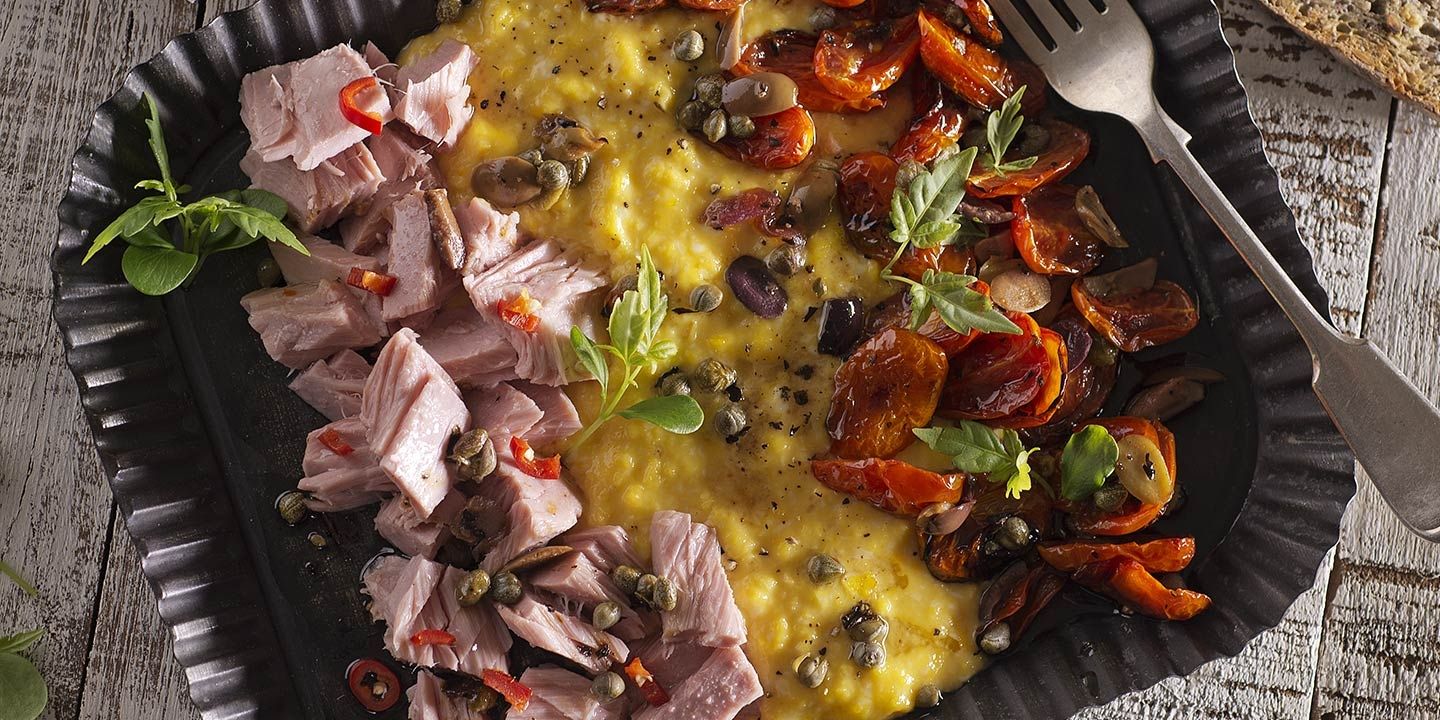 Tonno al peperoncino, uova strapazzate e pomodorini al forno