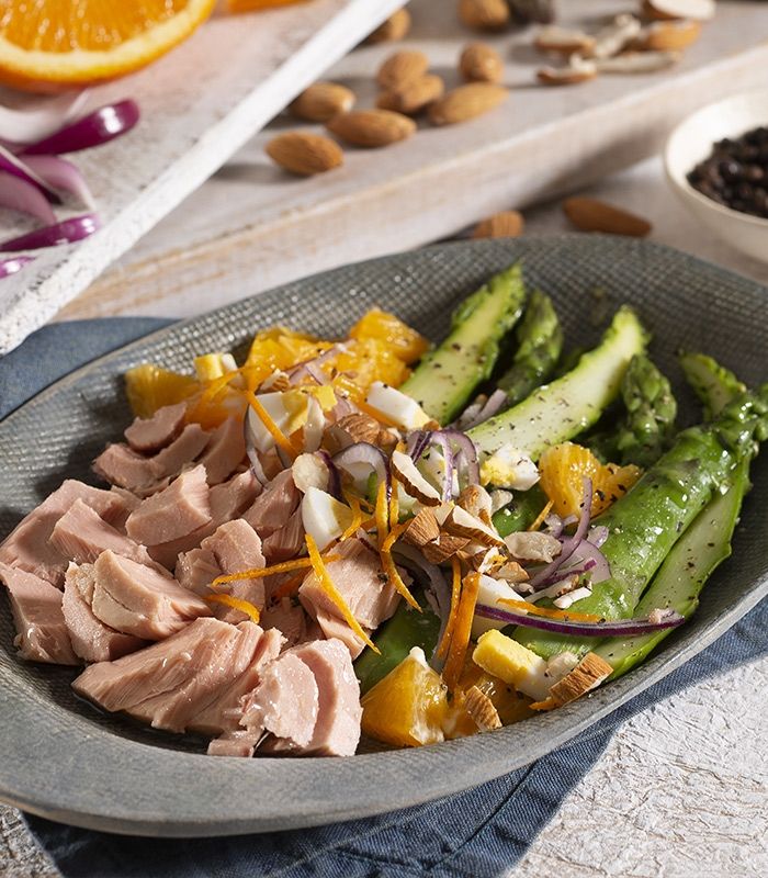 Tonno con asparagi, arancia e mandorle