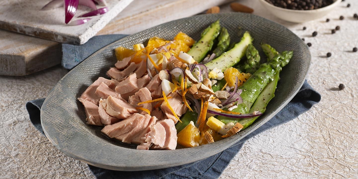 Tonno con asparagi, arancia e mandorle