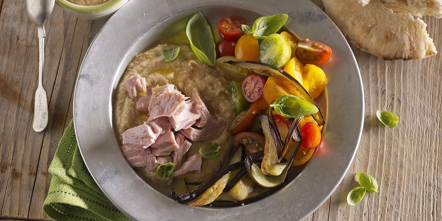 Tonno con hummus, melanzane abbrustolite e pomodorini