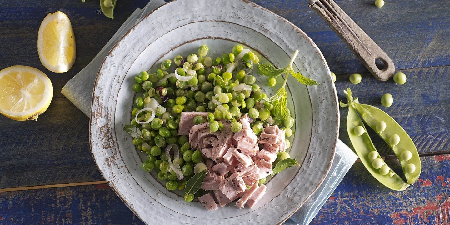 Tonno con piselli freschi, cipollotti e alloro