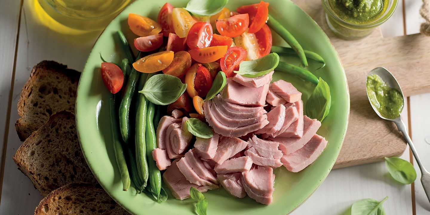 Tonno con pomodori e fagiolini al profumo di basilico