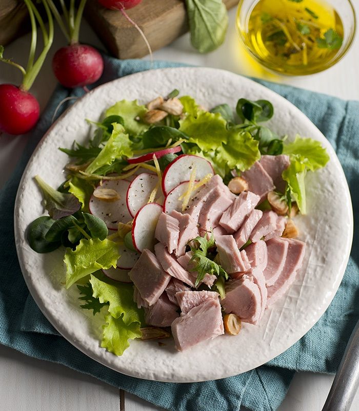 Tonno con insalatina tenera al profumo di limone