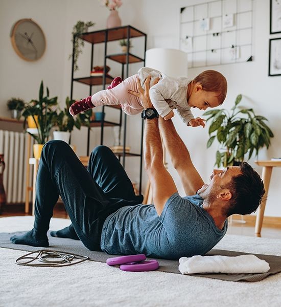 padre che gioca con la figlia