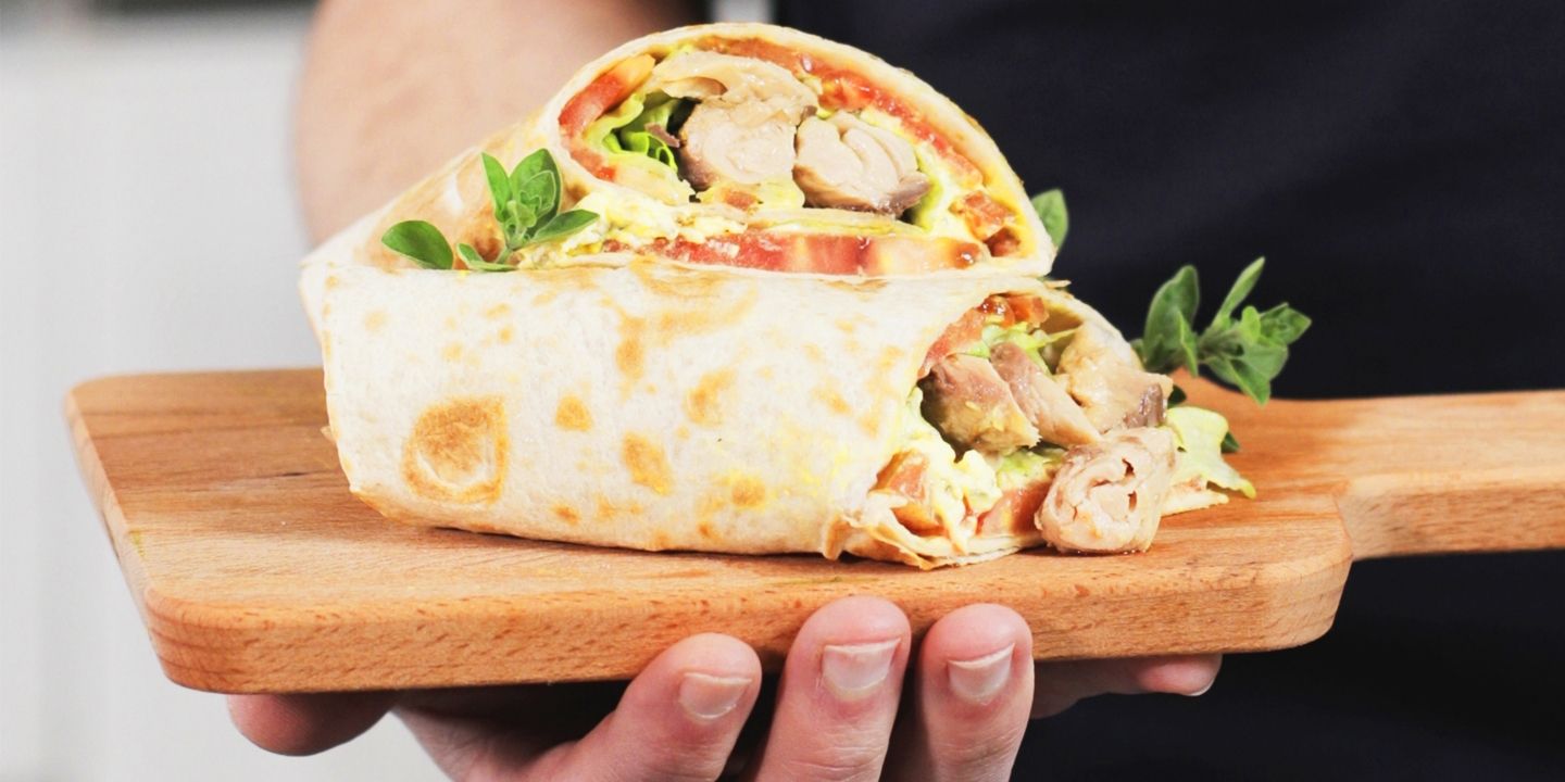 Wrap con sgombro, pomodoro e formaggio di capra